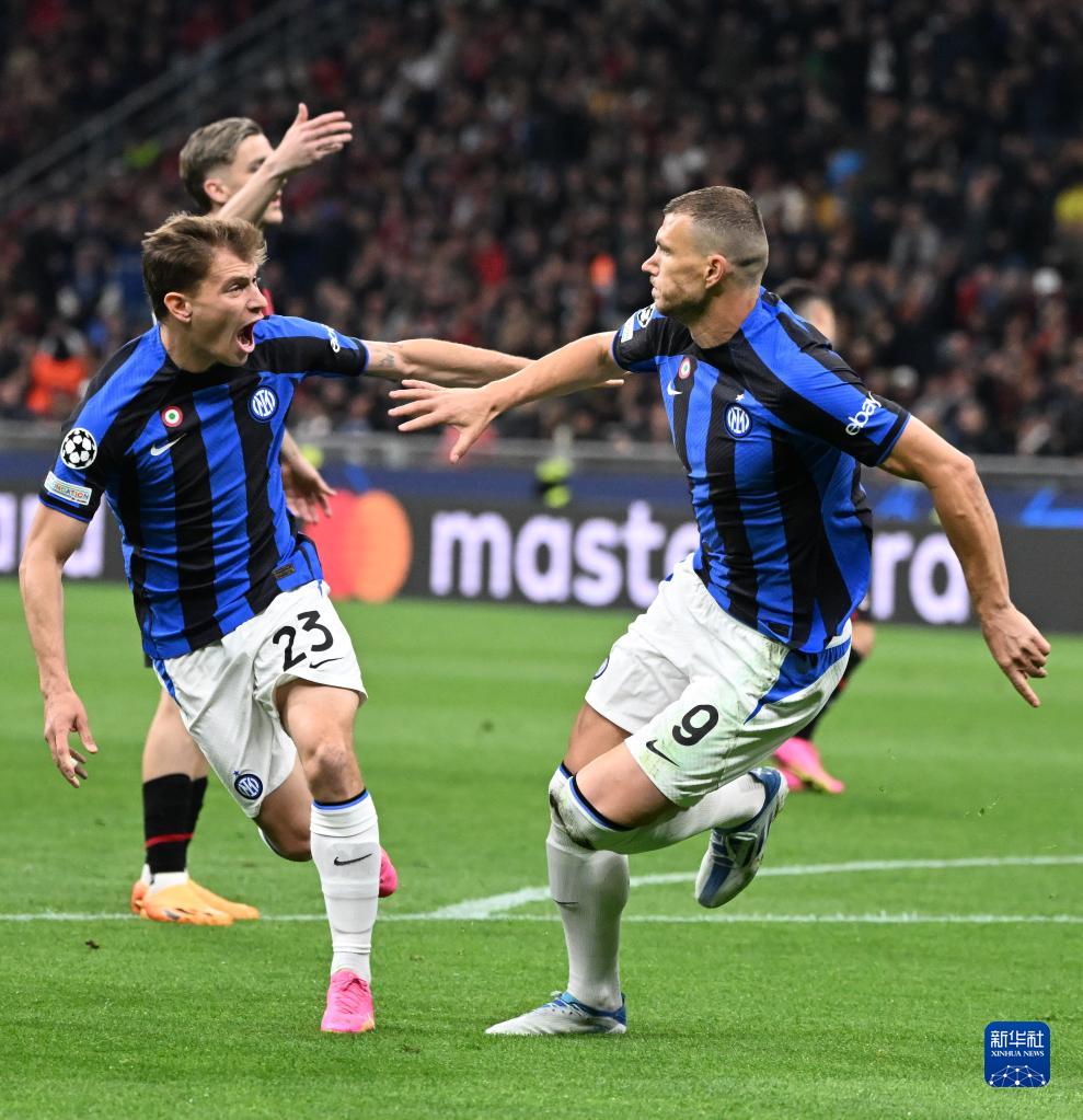 他不吼不叫，却掌控全场（不动声色，却镇住全场）