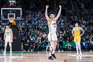 法兰克福球迷诺坎普燃放焰火投掷玻璃杯（法兰克福球迷在诺坎普燃放烟火并投掷玻璃杯）