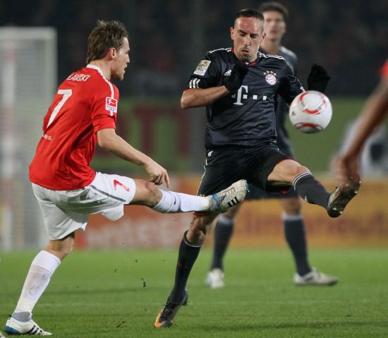 欧冠92年改制后戴帽数前10：梅西、C罗8次第1，姆巴佩5次第4（1992年欧冠改制以来帽子戏法前十：梅西与C罗各8次并列第1，姆巴佩5次第4）