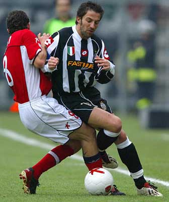 前锋关键时刻进球锁定胜利（前锋关键一击定胜局）