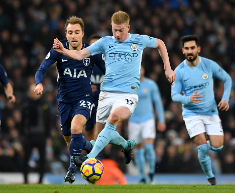 惊险一幕，马竞女足球员梅迪纳头部被膝盖撞到后失去意识（赛场惊魂：马竞女足球员梅迪纳头部遭膝击后当场昏迷）