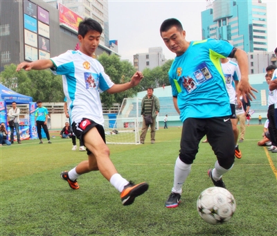 曾引起争议，西安国际足球中心草坪已重新铺设，明年3月达标（曾引发争议的西安国际足球中心草坪已完成重铺，预计明年3月达标）