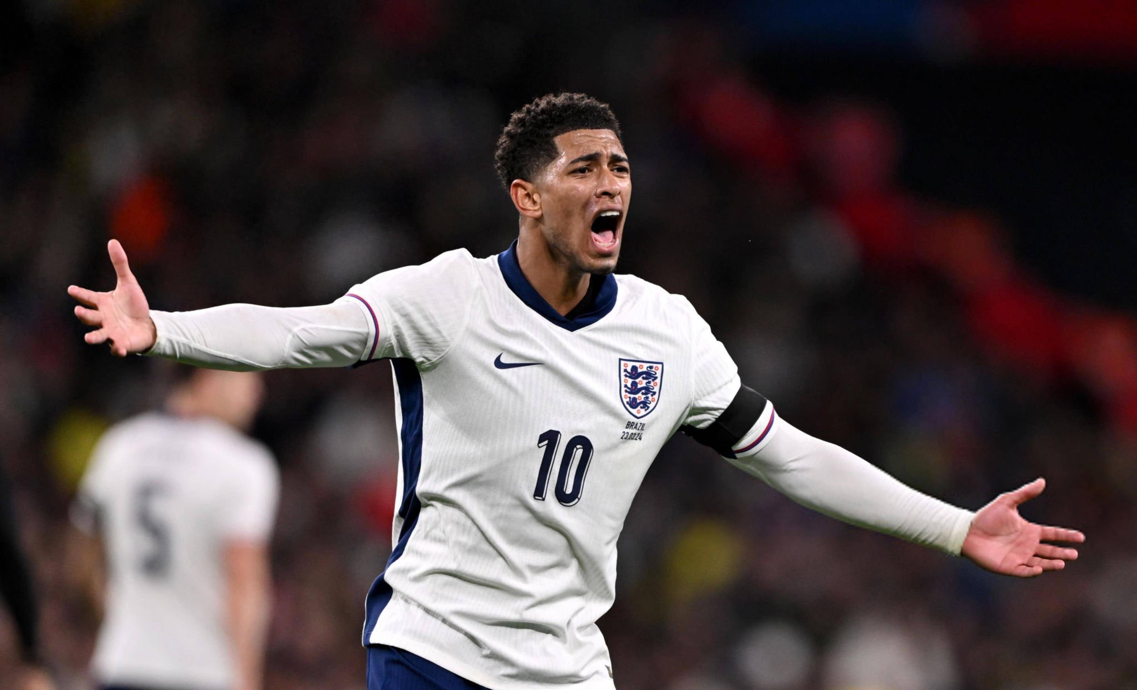 体坛联播｜斯洛特首度公开回应萨拉赫，曼联4比1大胜狼队（体坛速递｜斯洛特首次回应萨拉赫，曼联4比1击败狼队）